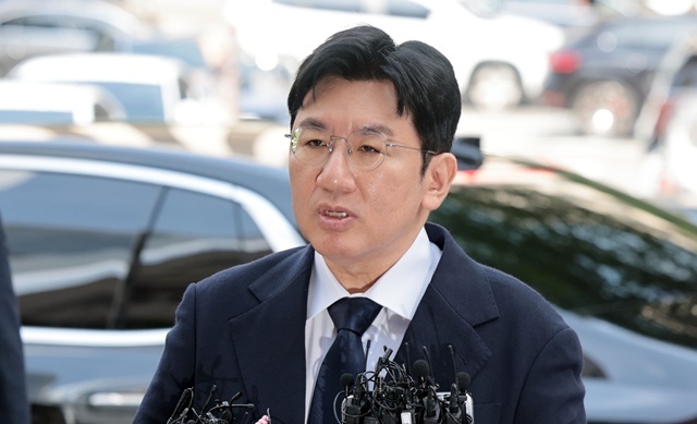 '부정거래 의혹' 방시혁 의장, 경찰 출석 / 연합뉴스