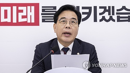추석 연휴 앞두고 열린 기자간담회에서 발언하는 송언석 원내대표 / 연합뉴스