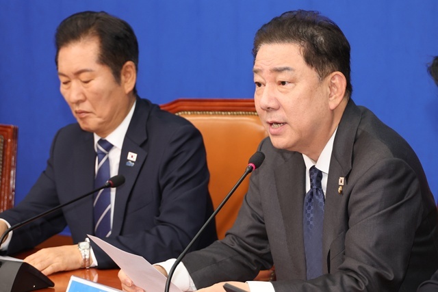 더불어민주당 김병기 원내대표가 10일 서울 여의도 국회에서 열린 최고위원회의에서 발언하고 있다. / 연합뉴스