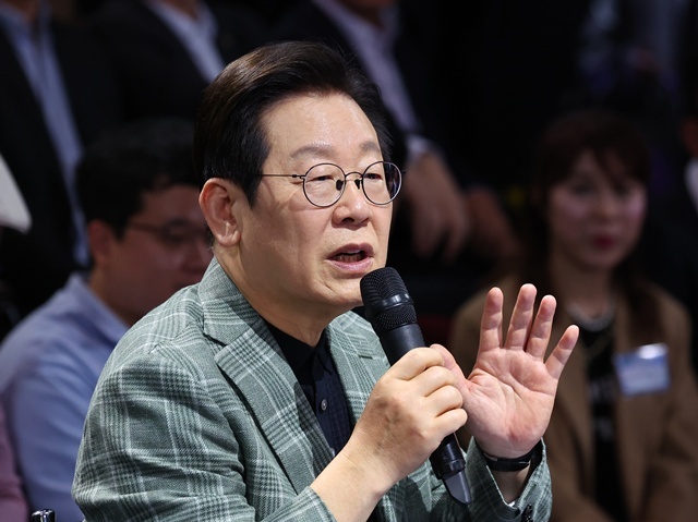 이재명 대통령이 14일 서울 동대문구 콘텐츠문화광장에서 열린 디지털토크라이브 '국민의 목소리, 정책이 되다' 간담회에서 발언하고 있다. / 연합뉴스