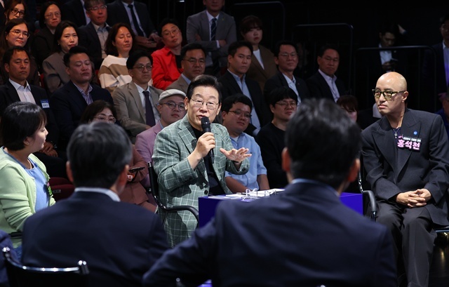 이재명 대통령이 14일 서울 동대문구 콘텐츠문화광장에서 디지털토크라이브 '국민의 목소리, 정책이 되다' 간담회를 하고 있다. / 연합뉴스