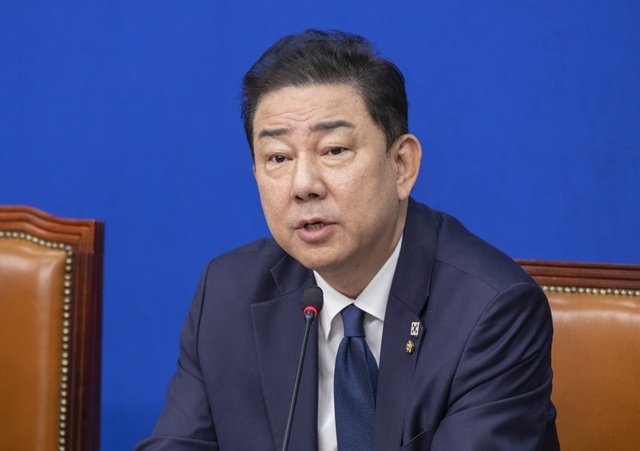 더불어민주당 김병기 원내대표가 15일 국회에서 열린 최고위원회의에서 발언하고 있다. / 연합뉴스