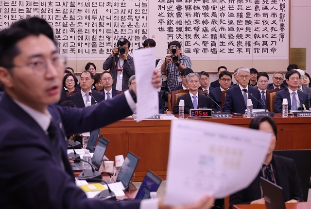 이재명 정부 첫 국정감사가 시작된 13일 서울 여의도 국회에서 열린 법제사법위원회 국정감사에 조희대 대법원장이 출석해 있다. / 연합뉴스