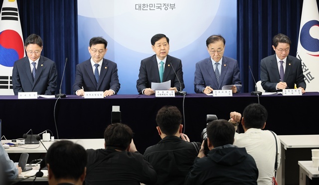 구윤철 부총리 겸 기획재정부 장관이 15일 서울 종로구 정부서울청사에서 주택시장 안정화 대책 관계부처 합동브리핑을 하고 있다. 왼쪽부터 임광현 국세정창, 윤창렬 국무조정실장, 구윤철 경제부총리, 김윤덕 국토교통부 장관, 이억원 금융위원장. / 연합뉴스