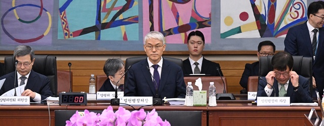15일 서울 서초구 대법원에서 열린 국회 법제사법위원회 현장 국정감사에 천대엽 법원행정처장(가운데)이 참석해 있다. / 연합뉴스