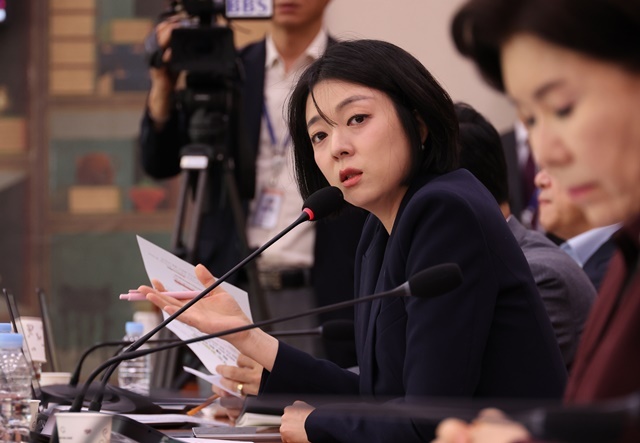 국민의힘 배현진 의원이 16일 서울 여의도 국회에서 열린 2025년도 국가유산청 등에 대한 문화체육관광위원회 국정감사에서 질의를 하고 있다. / 연합뉴스
