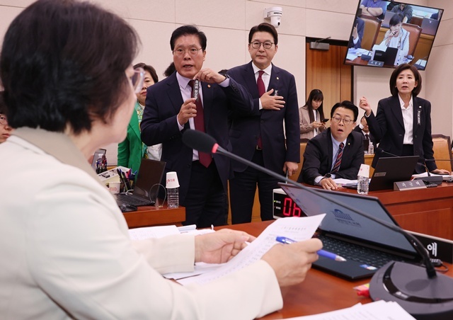16일 서울 여의도 국회에서 열린 감사원 등에 대한 법제사법위원회 국정감사에서 국민의힘 의원들이 추미애 위원장의 회의 진행 방식에 대해 항의하고 있다. / 연합뉴스