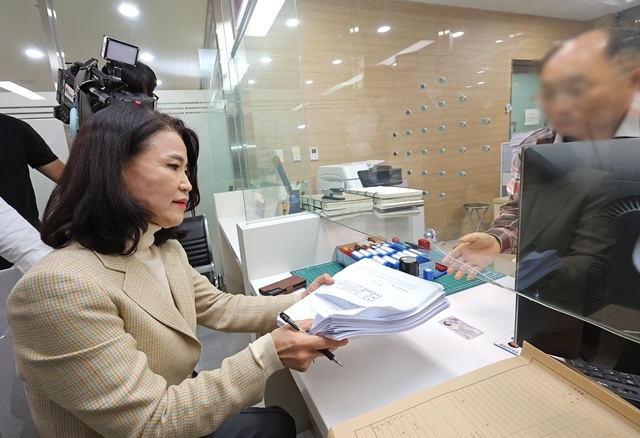 헌법소원 접수하는 이진숙 전 방통위원장 / 연합뉴스