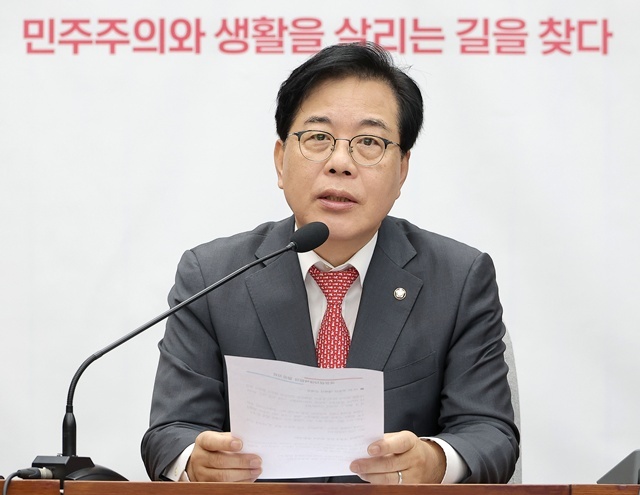 국민의힘 송언석 원내대표가 17일 서울 여의도 국회에서 열린 국정감사 대책회의에서 발언하고 있다. / 연합뉴스