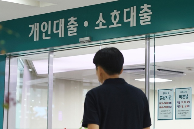 곤궁한 삶에 해외로 내몰리는 20대…연체율 가장 높아 / 연합뉴스
