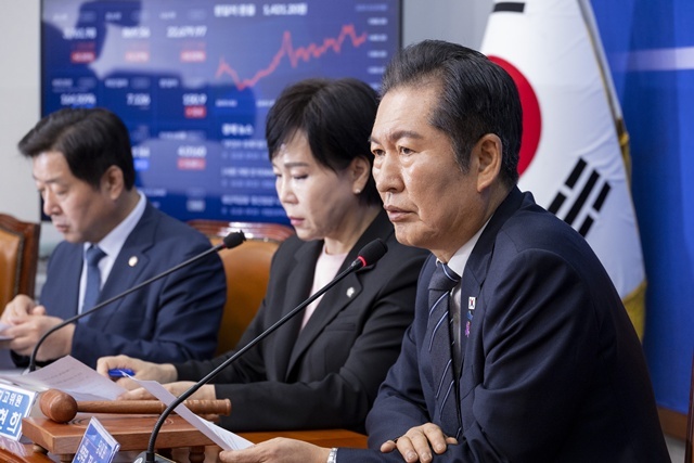 더불어민주당 정청래 대표를 비롯한 최고위원들이 20일 국회에서 열린 최고위원회의에서 발언하고 있다. / 연합뉴스