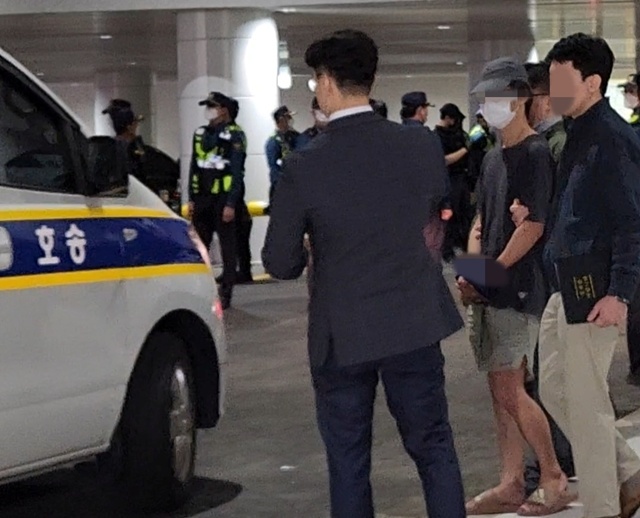 지난 18일 캄보디아에서 송환된 직후 서대문경찰서로 이송되는 A씨 / 연합뉴스