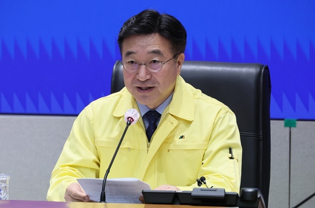 윤호중 행정안전부 장관이 20일 서울 종로구 정부서울청사에서 열린 국가정보자원관리원 행정정보시스템 화재 관련 중대본 13차 회의를 주재하고 있다. / 연합뉴스
