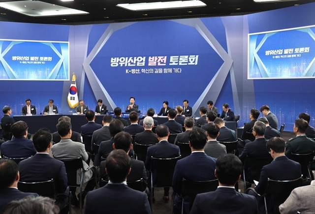 이재명 대통령이 20일 경기 고양시 킨텍스에서 방위산업 발전 토론회를 하고 있다. / 연합뉴스
