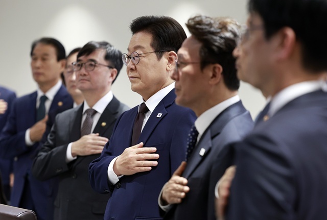 국민의례하는 이재명 대통령 / 연합뉴스