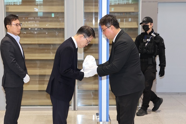캄보디아 사망 대학생 유해, 고국으로 / 연합뉴스