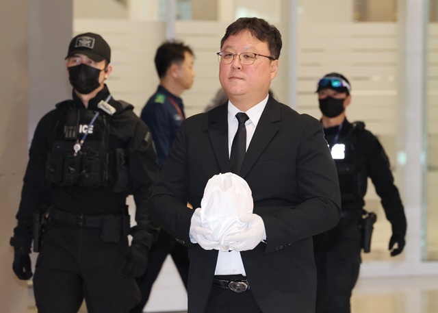 캄보디아 범죄 단지에서 고문 후 살해된 20대 대학생 박모씨의 유해가 21일 인천국제공항을 통해 송환되고 있다. / 연합뉴스