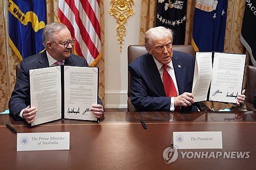 '미-호주 희토류·광물 협력 프레임워크' 서명한 트럼프 / 연합뉴스