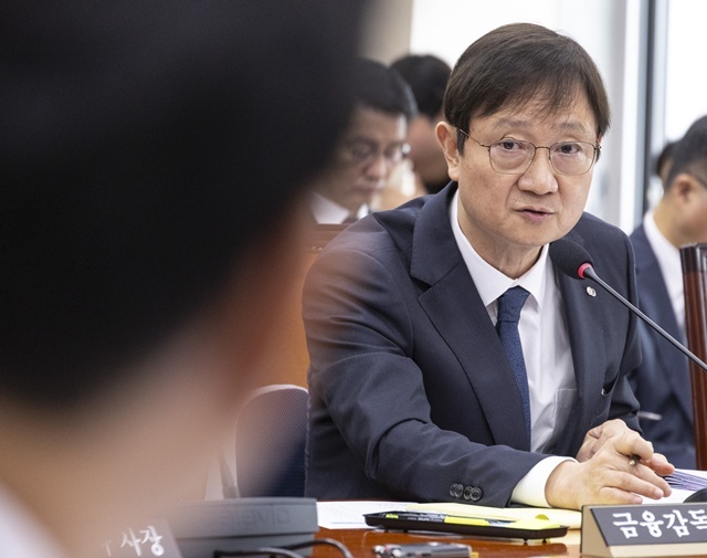이찬진 금융감독원장이 21일 국회에서 열린 2025년도 정무위원회 국정감사에 출석해 의원 질의에 답하고 있다. / 연합뉴스