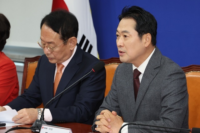 국민의힘 부동산 정책 정상화 특별위원회 위원장을 맡은 장동혁 대표가 22일 서울 여의도 국회에서 열린 특위 첫 회의에서 이재명 정부의 부동산 정책을 비판하고 있다. / 연합뉴스