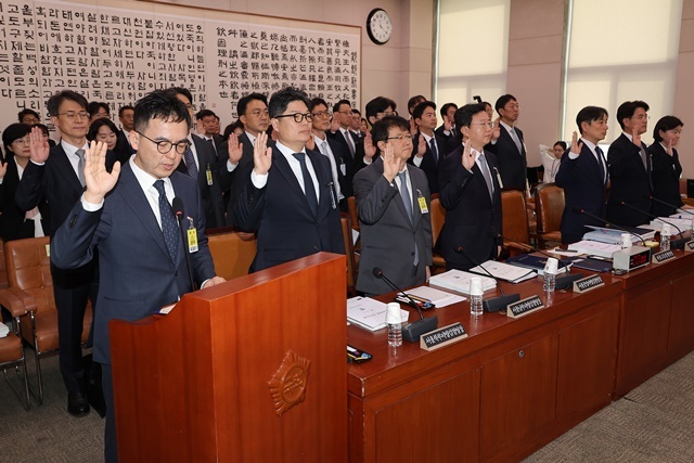 구자현 서울고검장을 비롯한 수도권·강원 소재 검찰청 검사장들이 23일 국회 법제사법위원회에서 열린 2025년 국정감사에 출석해 선서를 하고 있다. / 연합뉴스