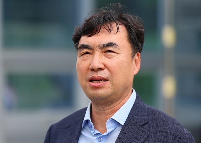더불어민주당 전당대회 돈 봉투 사건으로 징역 2년 실형이 확정돼 복역 중이던 윤관석 전 의원이 지난 6월 30일 가석방으로 풀려나 경기도 의왕시 서울구치소 앞에서 인터뷰하고 있다. / 연합뉴스