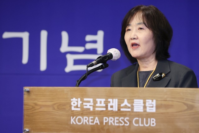24일 오후 서울 중구 프레스센터에서 열린 '한국시인명감Ⅰ 출판기념회'에서 김용옥 시인이 인사말을 하고 있다. / 연합뉴스