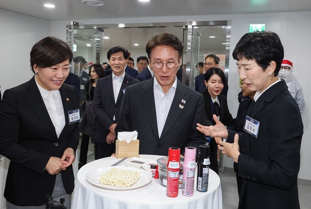 김민석 국무총리(가운데)가 24일 경상남도 밀양시 삼양식품 밀양공장을 방문, 송미령 농림축산식품부 장관(왼쪽)과 김정수 삼양식품 부회장으로부터 불닭볶음면에 관해 설명을 듣고 있다. / 연합뉴스
