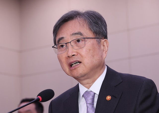 조현 외교부 장관이 13일 서울 여의도 국회에서 열린 외교통일위원회 국정감사에서 의원 질의에 답하고 있다. / 연합뉴스