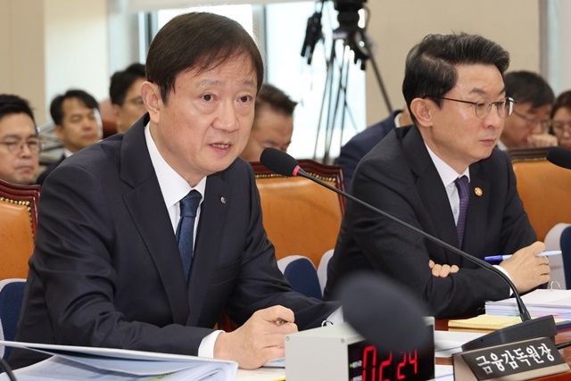이찬진 금융감독원장이 27일 서울 여의도 국회에서 열린 정무위원회의 종합감사에서 위원 질의에 답하고 있다. / 연합뉴스