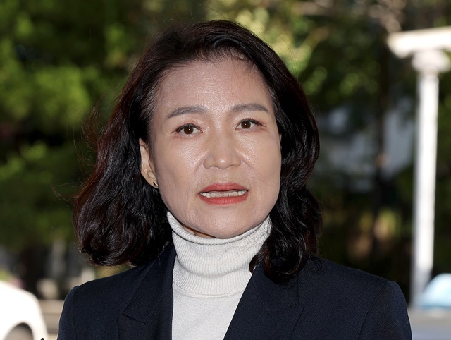 공직선거법 위반 등 혐의를 받는 이진숙 전 방송통신위원장이 27일 서울 영등포경찰서에 조사를 받기 위해 출석하고 있다. / 연합뉴스