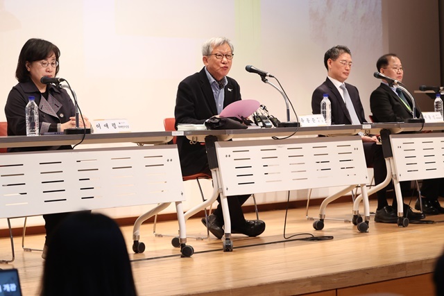 유홍준 국립중앙박물관 관장이 28일 서울 용산구 국립중앙박물관에서 기자간담회를 하고 있다. / 연합뉴스