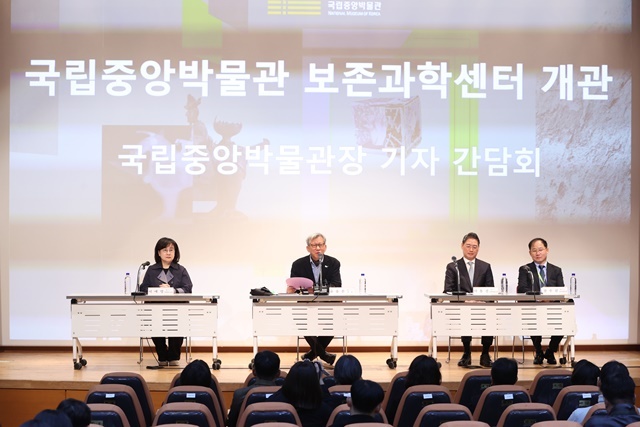 유홍준 국립중앙박물관 관장이 28일 서울 용산구 국립중앙박물관에서 기자간담회를 하고 있다. / 연합뉴스