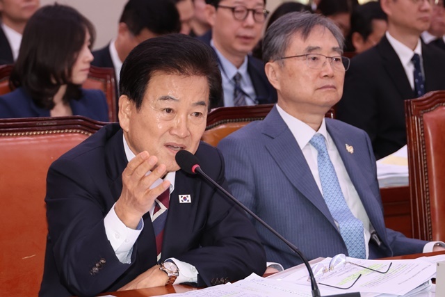 정동영 통일부 장관이 28일 서울 여의도 국회에서 열린 외교통일위원회의 종합감사에서 북미회담 가능성 등에 대한 위원 질의에 답하고 있다. 오른쪽은 조현 외교부 장관. / 연합뉴스