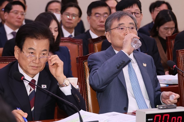 조현 외교부 장관이 28일 서울 여의도 국회에서 열린 외교통일위원회의 종합감사에서 캄보디아 사태 관련 질의에 답한 뒤 물을 마시고 있다. 왼쪽은 정동영 통일부 장관. / 연합뉴스