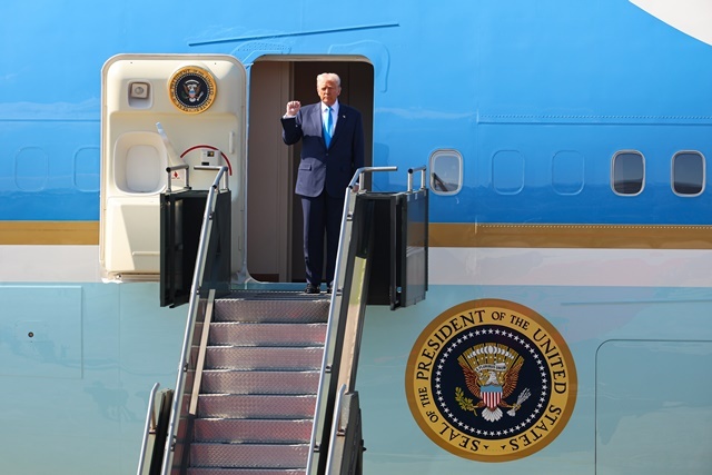 경주 APEC을 계기로 국빈 방한하는 도널드 트럼프 미국 대통령이 29일 부산 김해국제공항에 도착해 전용기 에어포스원에서 인사하고 있다. / 연합뉴스