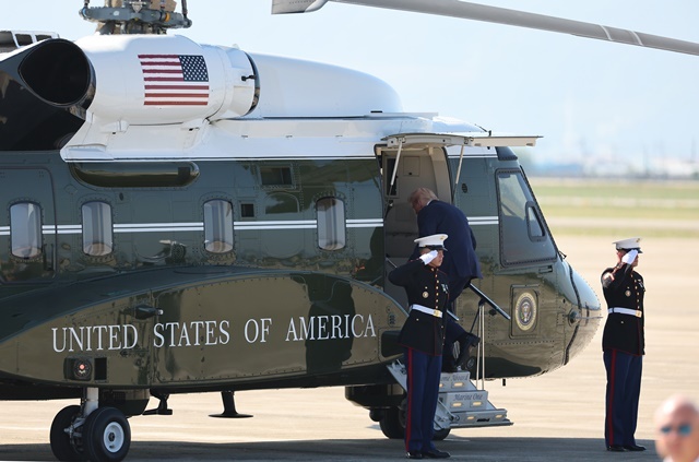 경주 APEC을 계기로 국빈 방한하는 도널드 트럼프 미국 대통령이 29일 부산 김해국제공항에 도착해 전용헬기 마린원에 탑승하고 있다. / 연합뉴스