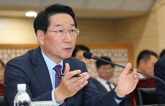 유정복 인천시장이 20일 인천시청에서 열린 인천시에 대한 국회 행정안전위원회 국정감사에서 위원들의 질의에 답하고 있다. / 연합뉴스