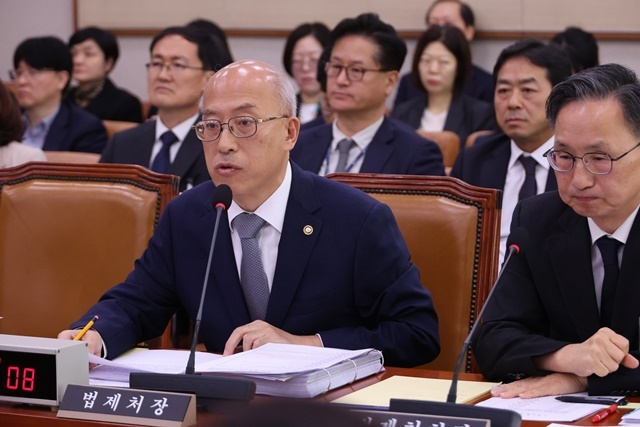 조원철 법제처장이 24일 서울 여의도 국회 법제사법위원회에서 열린 법제처에 대한 국정감사에서 위원 질의에 답하고 있다. / 연합뉴스