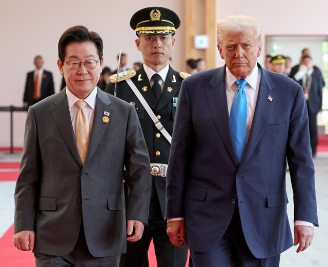 이재명 대통령과 도널드 트럼프 미국 대통령이 29일 경북 경주박물관에서 열린 공식 환영식에서 의장대를 사열하고 있다. / 연합뉴스