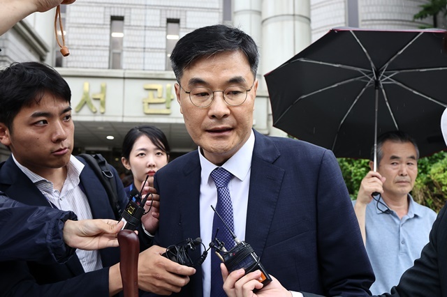 고(故) 이예람 중사 사망 사건 군 수사에 부당 개입한 혐의로 기소된 전익수 전 공군본부 법무실장이 2023년 6월 29일 오후 서초구 서울중앙지방법원에서 열린 1심 선고 공판을 마친 후 법정을 나서고 있다. 이날 서울중앙지법 형사합의26부는 특정범죄가중처벌법상 면담강요 혐의를 받는 전씨에게 무죄를 선고했다. / 연합뉴스