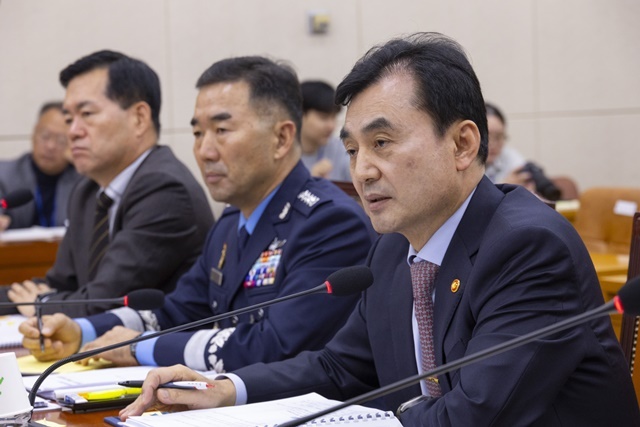 안규백 국방부 장관이 30일 국회에서 열린 국방위원회 2025년도 종합 국정감사에 출석해 한미 핵잠수함 추진 합의에 대한 의원 질의에 답하고 있다. / 연합뉴스