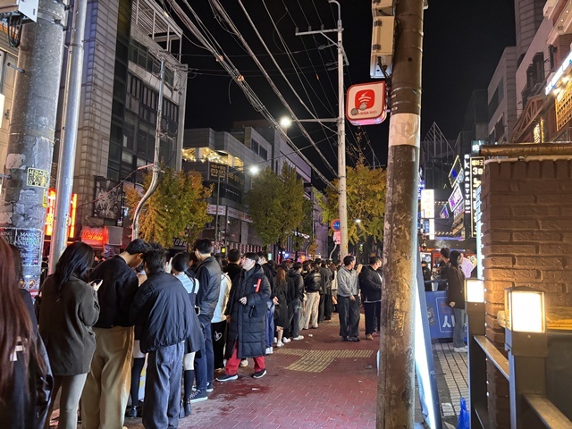 1일 오전 6시께 서울 마포구 홍대 클럽 입장하려 줄 선 시민들의 모습. / 연합뉴스