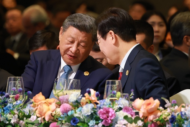 이재명 대통령이 31일 경북 경주시 라한셀렉트호텔에서 열린 2025 아시아태평양경제협력체(APEC) 정상회의 갈라만찬에서 시진핑 중국 국가주석과 대화하고 있다. / 연합뉴스