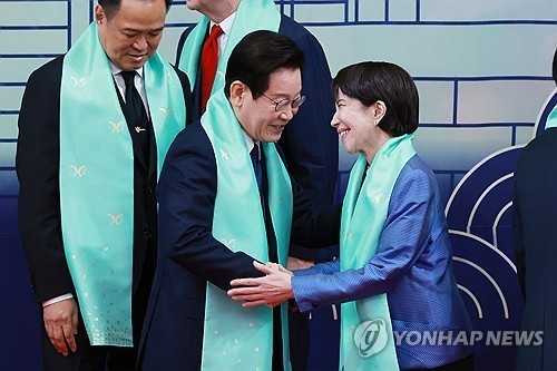 이재명 대통령이 1일 경주화백컨벤션센터(HICO)에서 열린 2025 아시아태평양경제협력체(APEC) 정상회의 기념촬영에서 다카이치 사나에 일본 총리와 인사하고 있다. / 연합뉴스