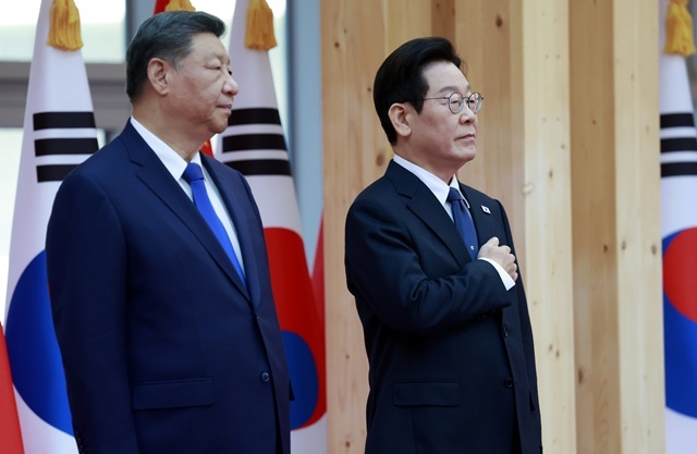 이재명 대통령이 1일 경북 국립경주박물관에서 열린 시진핑 중국 국가주석 공식 환영식에서 국기에 경례하고 있다. / 연합뉴스