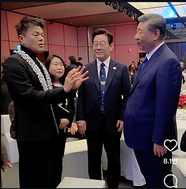 이재명 대통령, 시진핑 중국 국가주석과 이야기하는 박진영 대중문화교류위원장 / 연합뉴스