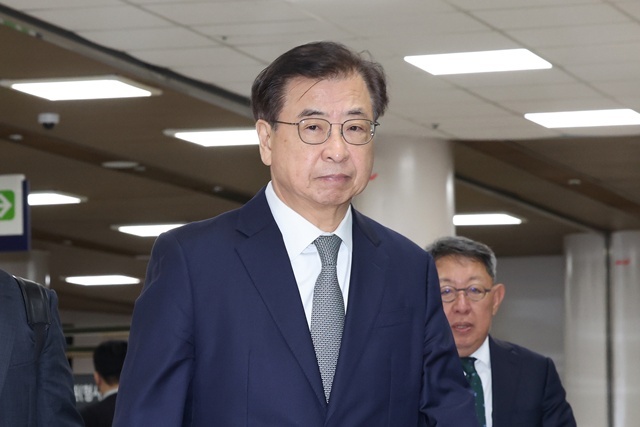 2020년 9월 서해에서 발생한 공무원 피격 사건을 은폐하려 한 혐의로 재판에 넘겨진 서훈 전 청와대 국가안보실장이 5일 서울중앙지법에서 열린 결심 공판에 출석하고 있다. / 연합뉴스