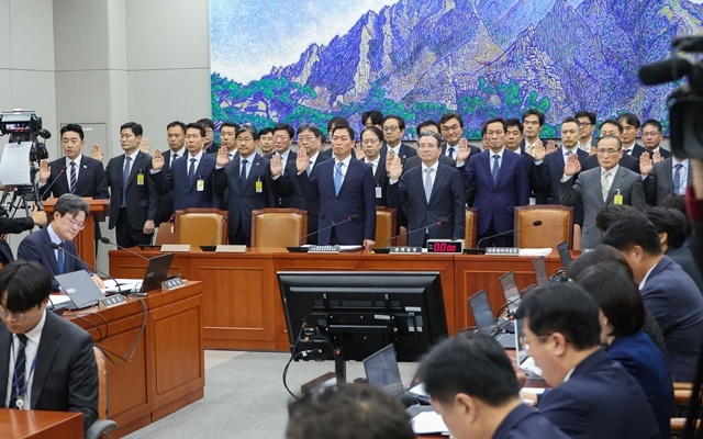 강훈식 대통령 비서실장과 위성락 국가안보실장을 비롯한 참석 증인들이 6일 서울 여의도 국회에서 열린 운영위원회의 대통령비서실과 국가안보실, 대통령경호처 등에 대한 국정감사에서 증인선서를 하고 있다. / 연합뉴스