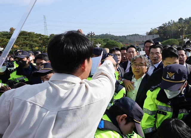 국민의힘 장동혁 대표가 6일 광주 북구 국립5·18민주묘지에서 시민단체의 항의를 받고 있다. / 연합뉴스